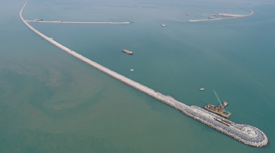 대우건설이 850억원 규모의 이라크 알 포 도로공사를 수주했다. 알 포 지역에 조성되는 신항만 사업 중 기존 도로와 알 포 신항만 내 도로를 연결하는 진입 도로를 조성하는 프로젝트다. 사진은 이라크 알포 신항만 공사 전경.<대우건설 제공>